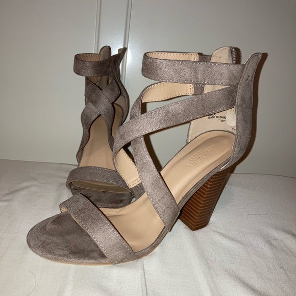 Size 9- Brown Strappy Heels - Picture 3 of 3